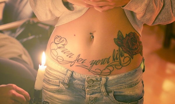 Tetovací nápisy pro dívky - s významem, v latině s překladem, krásné styly, náčrtky, fotografie