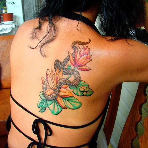 Tatueringar med betydelse för tjejer - inskriptioner med översättning och deras betydelse. Ett foto
