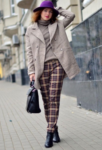 Amb què portar pantalons marrons per a dona, home. Foto: pana, cuir, quadres, amb estampat, fletxes, estret i ample, clàssic