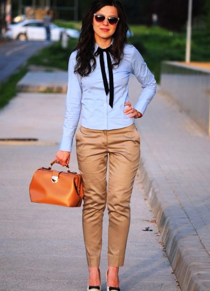 Mit was braune Hosen für Frauen, Männer zu tragen. Foto: Cord, Leder, kariert, mit Aufdruck, Pfeile, schmal und breit, klassisch