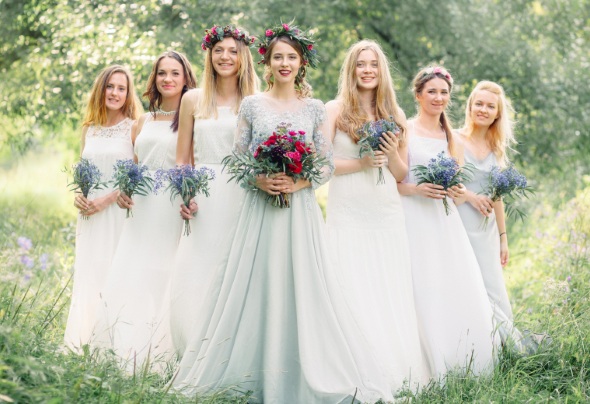 Gaun pengantin dalam gaya Yunani untuk wanita hamil, gadis lengkap, warna halus, dengan lengan baju. Gaya dan model sebenar, cadangan untuk pemilihan