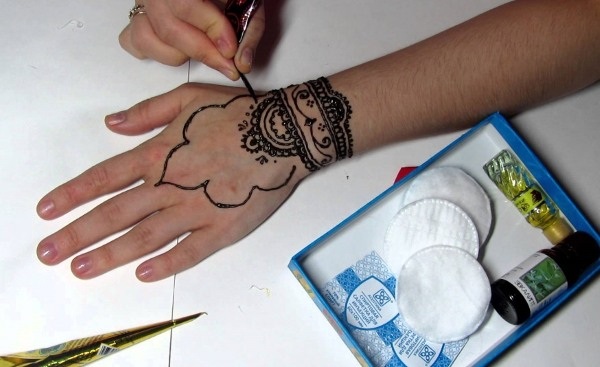 Tatuajes temporales. Cómo hacerlo en casa: bolígrafo de gel, henna, pintura, pegatinas, a color y en blanco y negro, delineador de ojos, rotulador, utilizando una plantilla