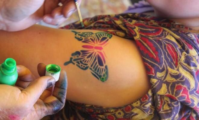 Ideiglenes tetoválás. Hogyan kell csinálni otthon: gél toll, henna, festék, matricák, színes és fekete-fehér, szemceruza, jelölő, sablon használatával