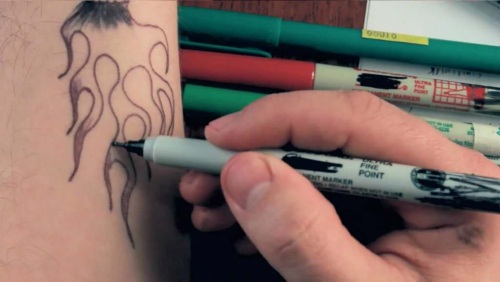 Tatuaje temporare. Cum se face acasă: stilou gel, henna, vopsea, autocolante, colorate și alb-negru, creion de ochi, marker, folosind un șablon