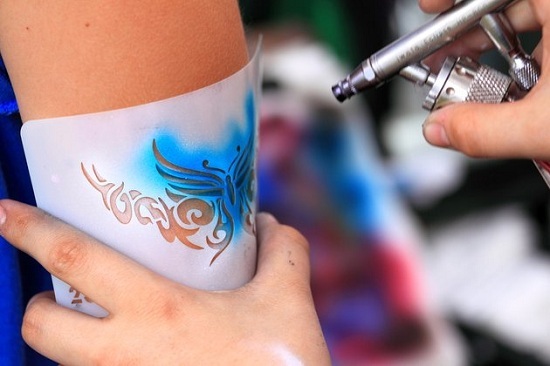Tillfälliga tatueringar. Hur man gör det hemma: gelpenna, henna, färg, klistermärken, färgade och svartvita, eyeliner, markör, med en stencil