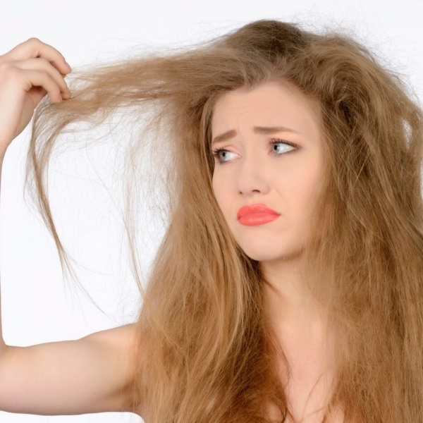 Chemie für langes Haar: Vor- und Nachteile, Typen, Merkmale des Verfahrens für eine Dauerwelle mit einem Foto