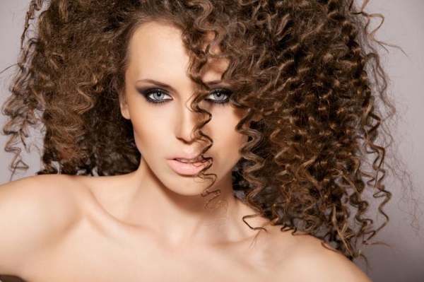 Química para cabello largo: ventajas y desventajas, tipos, características del procedimiento para una permanente con foto.