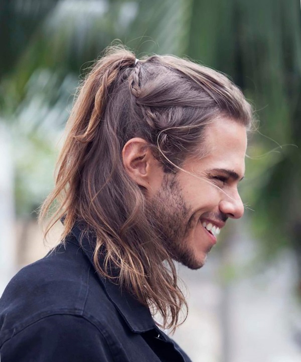 Vyriškos šukuosenos ilgais plaukais. Nuotrauka madinga su nuskustomis šventyklomis, šonais, kirpčiukais, kieta ir stilinga