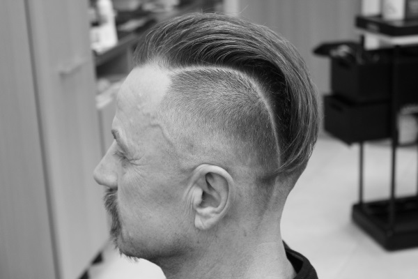 Männliche Haarschnitte. Fotos und Titel mit rasierten Schläfen, Nacken, Seiten. Modisch und stilvoll, cool und modisch