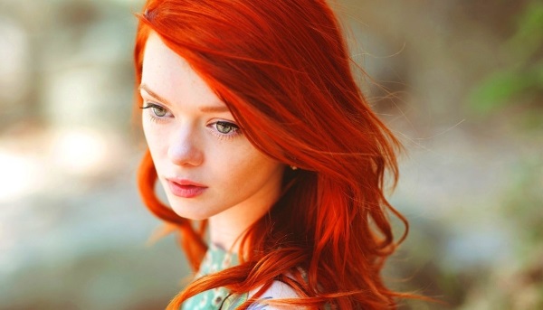 Color de cabello rojo: foto, que se adapta a oscuro, claro, brillante, cobrizo, ardiente, marrón claro, castaño, natural, con reflejos