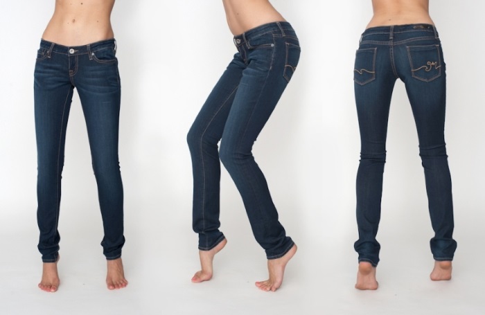Qué llevar con jeans de mujer azul. Foto con cintura alta, cintura alta, rasgada. Imágenes e ideas de moda