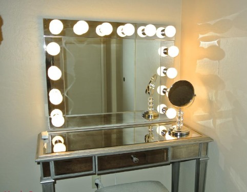 Ogledalo za šminkanje. Ocjena najboljih: stolna ploča s pozadinskim osvjetljenjem, zidna, povećala, obostrana, dodir s led žaruljama