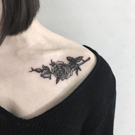 Krásná tetování pro dívky.Fotografie nápisů, světlé ženské tetování, spárované, malé na paži, zápěstí, stehně, rameni, noze, břiše