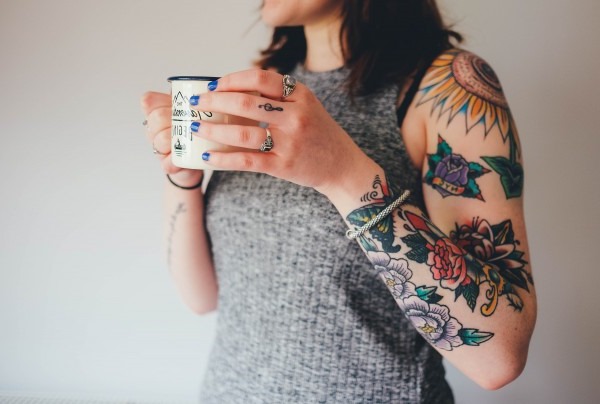 Krásná tetování pro dívky. Fotografie nápisů, světlé ženské tetování, spárované, malé na paži, zápěstí, stehně, rameni, noze, břiše