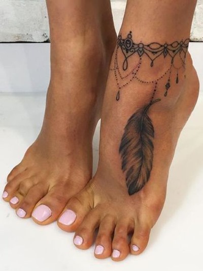 Skaisti tetovējumi meitenēm. Uzrakstu foto, gaiši sieviešu tetovējumi, sapāroti, mazi uz rokas, plaukstas, gūžas, pleca, kājas, vēdera