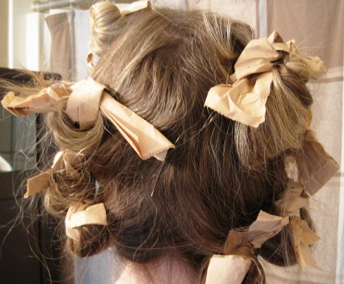 Rövid hajú fürtök. Fotó, hogyan készítsen vasalót, hajsütővasat, hajcsavarókat és anélkül, könnyű, nagy, Pigtailek