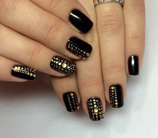 Manucure noire avec de l'or. Photo, design pour ongles courts et longs, type Dior, mat, français, avec strass