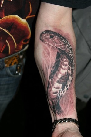 Férfi tetoválás a csuklón. Képek, vázlatok, tetoválások jelentése