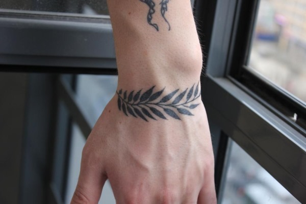 Tetování na zápěstí pro muže. Fotky, náčrtky, významy tetování