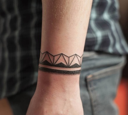 Tatuaj la încheietura mâinii pentru bărbați. Fotografii, schițe, semnificații ale tatuajelor