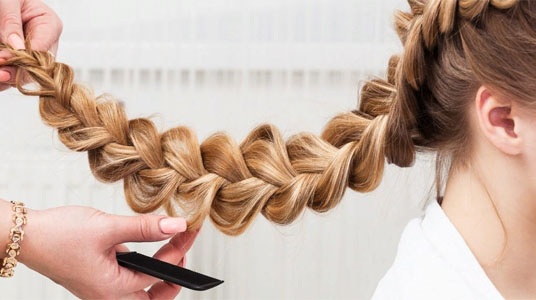 Come fare un'acconciatura veloce per capelli lunghi. Opzioni di styling belle, semplici e facili per tutti i giorni