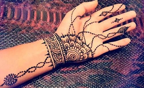 Dessins au henné pour les débutants sur la jambe, le bras, le poignet. Croquis simples, pochoirs. Instructions étape par étape avec une photo