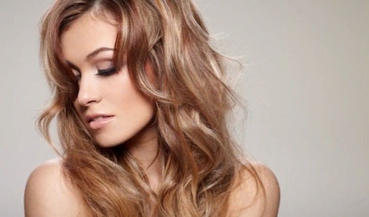 Piękne fryzury na długie włosy z grzywką i bez, na okrągłą twarz, blondynki i brunetki