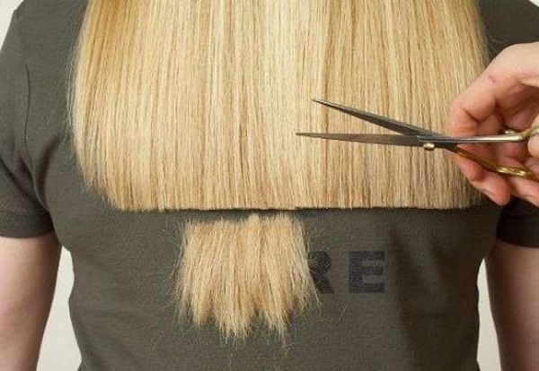 Hiustenleikkuu pitkille hiuksille ilman otsatukkaa. Valokuva, uudet tuotteet 2020, kaskadi, pitkä neliö, edestä ja takaa