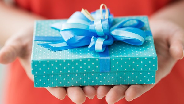 Què regalar a una amiga pel seu aniversari? Què comprar o fer-ho vosaltres mateixos