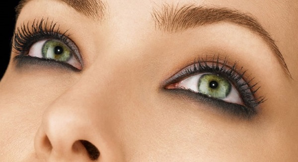 Makiažas žalioms akims ir tamsiems plaukams, šviesus, raudonas, skirtas kiekvienai dienai, vestuvėms. Žingsnis po žingsnio instrukcija