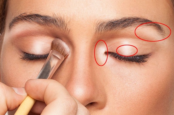 Maquillaje de ojos para la etapa de agrandamiento de los ojos, relacionado con la edad, con párpados caídos, flechas. Paso a paso, foto