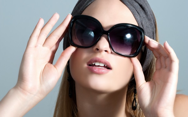 Selecció d’ulleres segons la forma del rostre de la dona per a la visió, protecció solar. Normes. Notícies de moda 2020