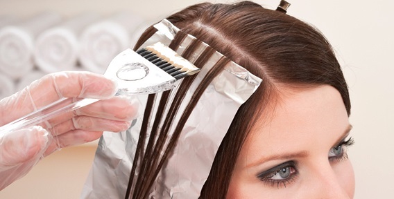 Potongan rambut wanita yang bergaya untuk rambut nipis dengan panjang sederhana. Foto dengan dan tanpa poni