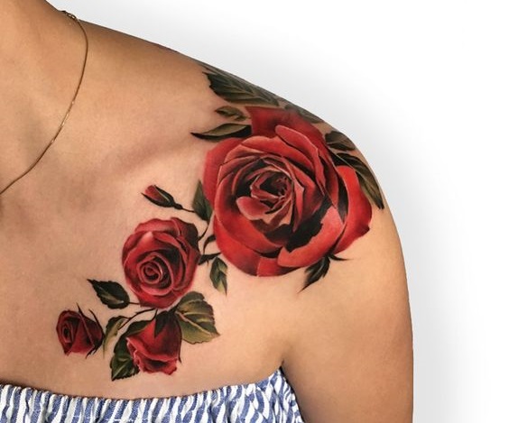 Tetovaža na ključnoj kosti za djevojčice. Skice, ženski natpisi, uzorci, ptice, cvijeće, zvijezde