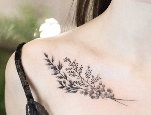 Tetovaža na ključnoj kosti za djevojčice. Skice, ženski natpisi, uzorci, ptice, cvijeće, zvijezde