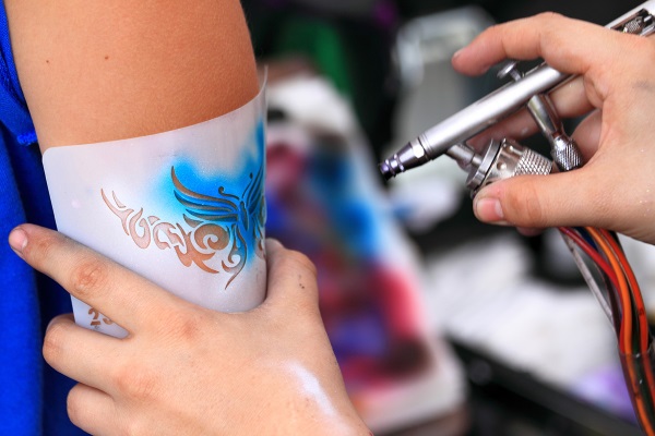 Wie man ein temporäres Tattoo für 2 Wochen, 3 Monate mit Eyeliner, Drucker, Henna, Stift macht