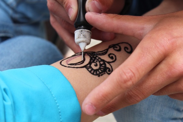 Kako napraviti privremenu tetovažu 2 tjedna, 3 mjeseca pomoću olovke za oči, pisača, kane, olovke
