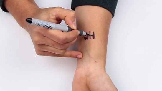 Kā veikt īslaicīgu tetovējumu 2 nedēļas, 3 mēnešus, izmantojot acu zīmuli, printeri, hennu, pildspalvu