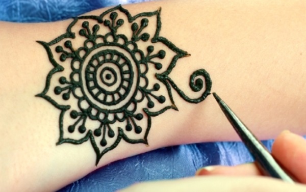 Wie man ein temporäres Tattoo für 2 Wochen, 3 Monate mit Eyeliner, Drucker, Henna, Stift macht