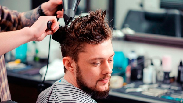 Kiểu tóc nam dành cho tóc trung bình, với thái dương cạo, cổ điển và khác thường. Một bức ảnh