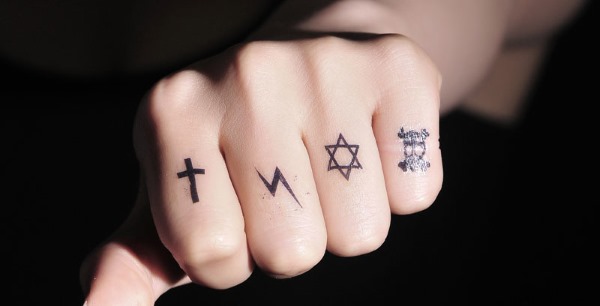 Tetovaže prstiju za djevojčice. Natpisi, skice i njihovo značenje malih tetovaža