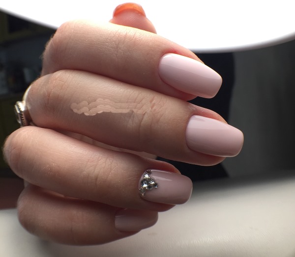 Pomysły na różowy manicure na krótkie paznokcie. Zdjęcie, projekt z dżetów, wzór, wcieranie, żel do polerowania