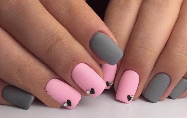 Idees per a manicura rosa per a ungles curtes. Foto, disseny amb pedreria, patró, fregament, esmalt de gel