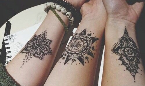 Tetovējumi meitenēm uz plaukstas locītavas. Mazi, skaisti raksti. Skices. Foto un vērtība