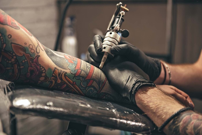 Anestesia antes de tatuarse. Preparación y proceso de relleno de un tatuaje, foto.