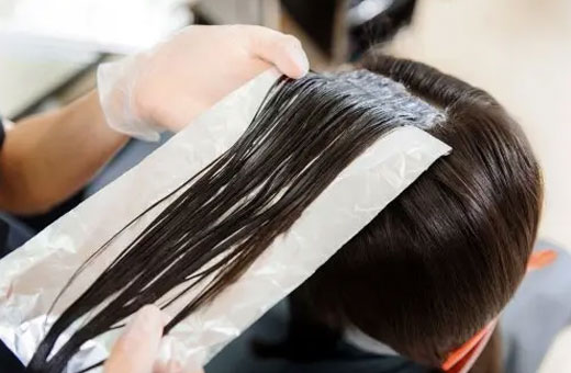 Mèches fréquentes sur les cheveux foncés avec une teinte cendrée tonifiante. Qui est-ce, technique, photo
