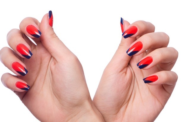 Crvena manikura za kratke nokte. Fotografija, dizajn 2020 s rhinestones, iskričavima, trljanje, francuski