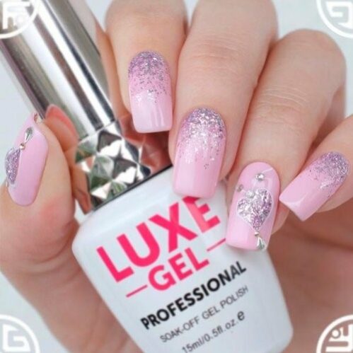 Manicura con purpurina rosa y esmalte en gel. Foto en uñas largas, puntas.