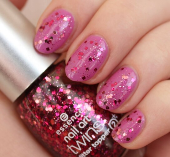 Manicura con purpurina rosa y esmalte en gel. Foto en uñas largas, puntas.