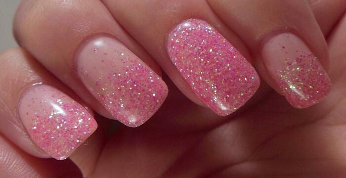 Manicure dengan glitter merah jambu dan cat gel. Foto pada kuku panjang, petua
